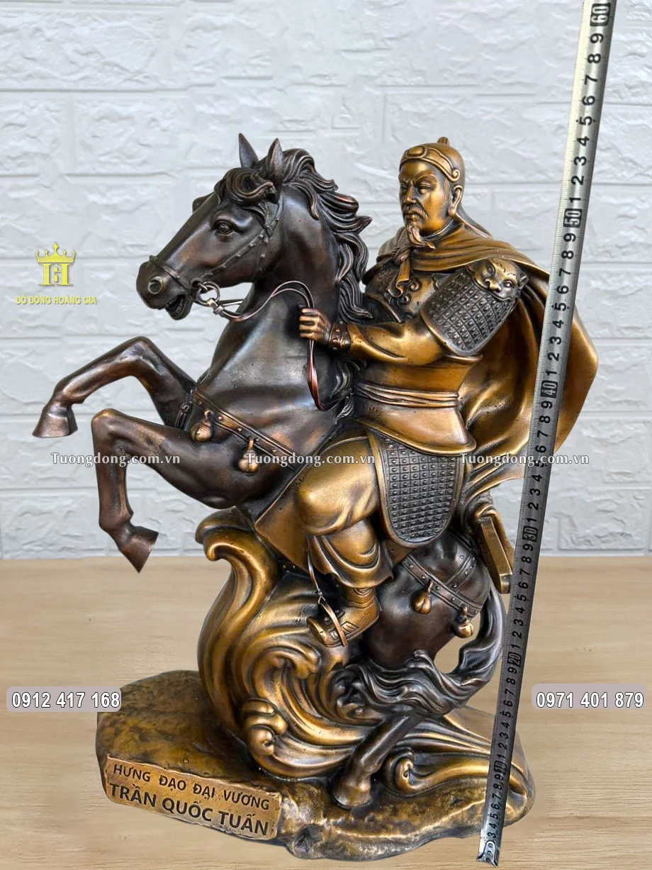 Ngài có chiều cao tổng thể 55Cm